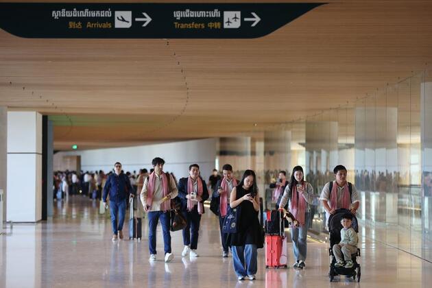 Passengers laud Cambodian capital's new airport as major gateway for int'l tourists
