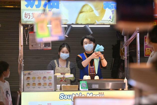 EnchantingGuangxi|Young couple ventures on night market business
