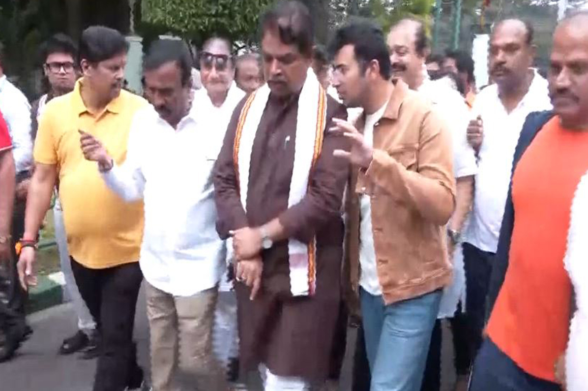 Karnataka: BJP leaders R Ashok, Tejasvi Surya holds protest against Tunnel road project at Lalbagh