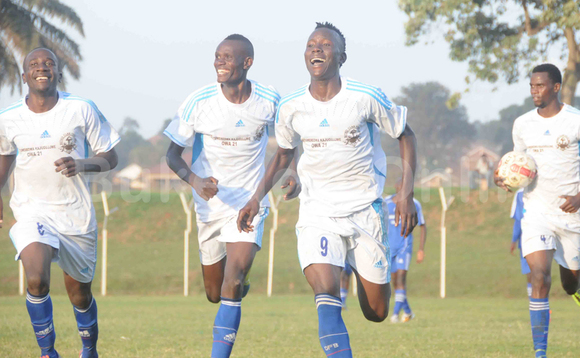 Abasambi b'Obutiko nga bajaganyiza ggoolo. Baawangudde Emmamba Gabunga 1-0 e Wankulukuku Aug 11 2016. (ekif: Silvano Kibuuka) Abasambi b'Obutiko nga bajaganyiza ggoolo. Baawangudde Emmamba Gabunga 1-0 e Wankulukuku Aug 11 2016. (ekif: Silvano Kibuuka)