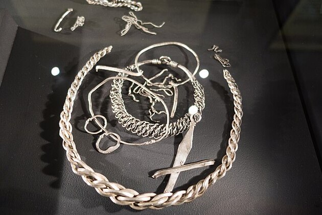 Gold, platinum hit fresh records amid rate-cut bets, tight supply