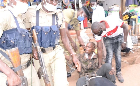 Abapoliisi nga bayoola omu ku bavubuka abaasangiddwa mu bbaala. Ebifaananyi bya Patrick Kibirango Abapoliisi nga bayoola omu ku bavubuka abaasangiddwa mu bbaala. Ebifaananyi bya Patrick Kibirango