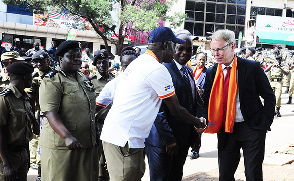 Ochom ng'alamusa omubaka wa Sweden Per Lindgarde ku mukolo gw'okulwanyisa okutulugunya abakazi n'anaana abawala. Ochom ng'alamusa omubaka wa Sweden Per Lindgarde ku mukolo gw'okulwanyisa okutulugunya abakazi n'anaana abawala.