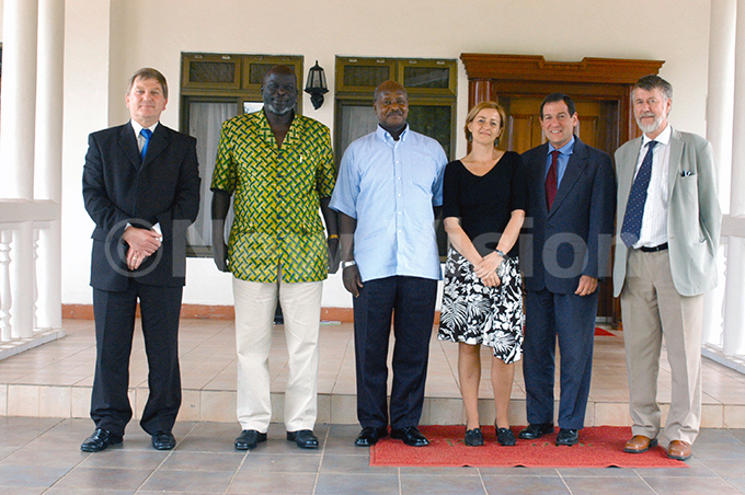  ritish igh ommissioner ransor ordon former udanese ice resident ate ohn arang resident oweri useveni etherlands mbassador rs oka randt  merican mbassador immy olker and anish mbassador tig arlyng pose for a photo after meeting in wakitura barara on uly 302005