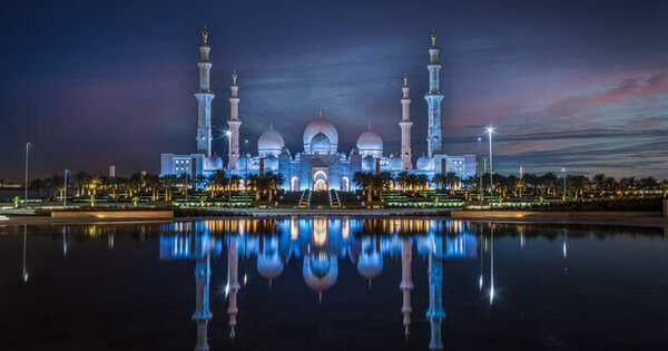 Sheikh Zayed Grand Mosque presents monthly lunar light experience