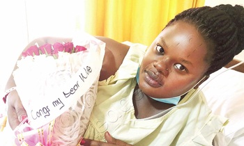 Jamirah ng’akutte ekimuli ekimukulisa bbebi bba kye yamuwadde. Wano ng'ali mu ddwaaliro. Jamirah ng’akutte ekimuli ekimukulisa bbebi bba kye yamuwadde. Wano ng'ali mu ddwaaliro.