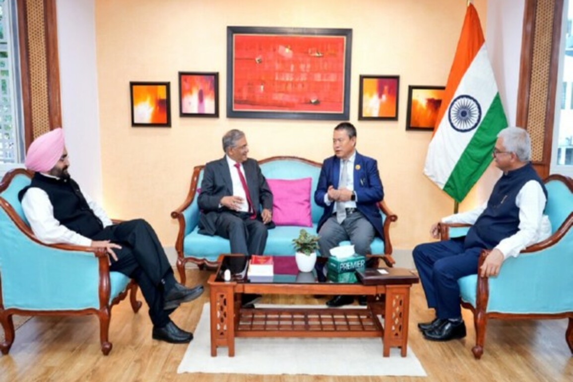 ECI meets with Election Commissioner of Bhutan Ugyen Chewang