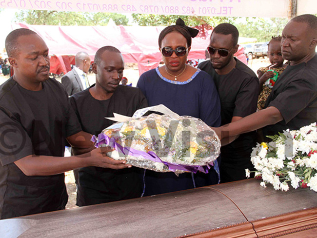  ourners lay wreath on ngoms casket hoto by udson punyo