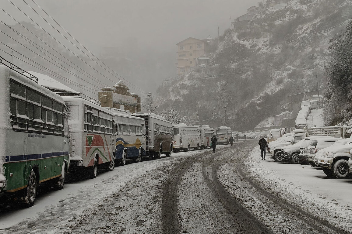 J-K: NH-44 closed, Srinagar flights cancelled due to heavy snowfall