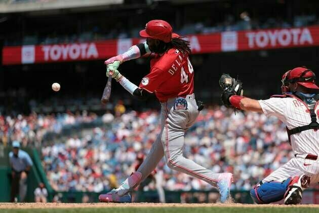Reds erupt in 3rd, hold on to put away Phillies