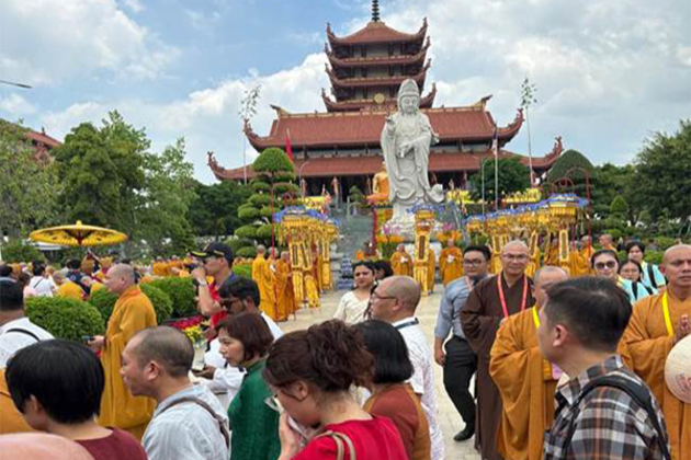 Over 1 lakh devotees pay homage to sacred relics of Lord Buddha at Thanh Tam Pagoda in Vietnam