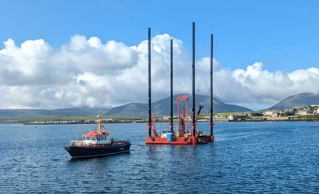 Fugro’s compact ARAN 250 specialist jack-up platform is being used to carry out nearshore surveys for SSEN Transmission’s Western Isles HVDC Link