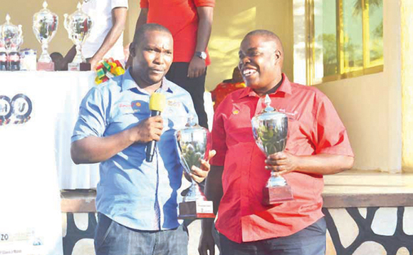 Ronald Ssebuguzi (ku ddyo) ne Leon Ssenyange amusomea maapu Ronald Ssebuguzi (ku ddyo) ne Leon Ssenyange amusomea maapu
