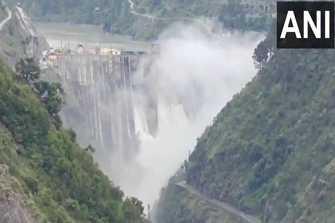 J-K: Chenab river overflows amid heavy rainfall, administration people not to go near rivers