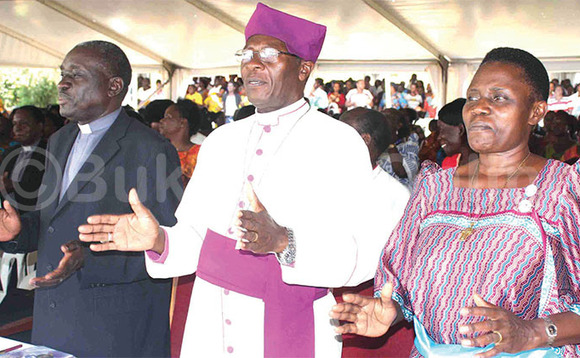 Omulabirizi Kityo Luwalira (wakati), Mukyala we Faith Luwalira (ku ddyo) ne Rev. Canon William Ongeng nga bali mu kutendereza. Omulabirizi Kityo Luwalira (wakati), Mukyala we Faith Luwalira (ku ddyo) ne Rev. Canon William Ongeng nga bali mu kutendereza.