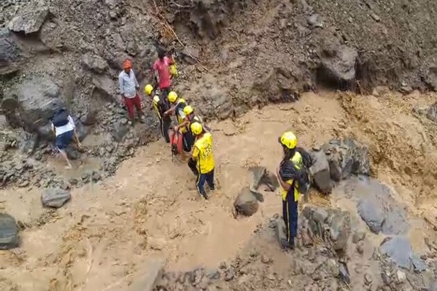 Uttarakhand: SDRF rescues families trapped due to debris in Rudraprayag