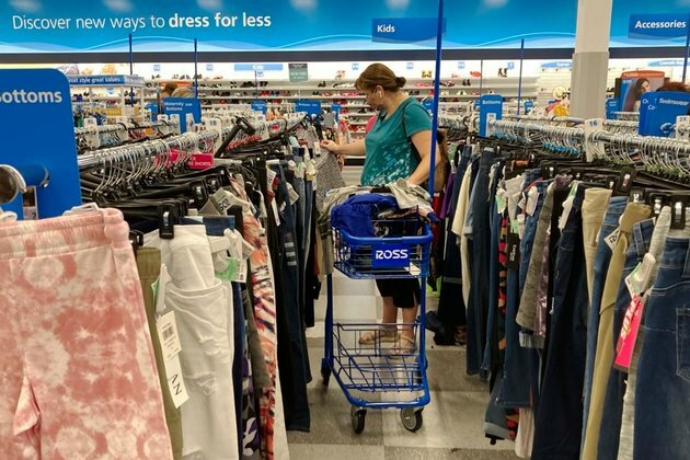 US Economy Shrank by 1.5% in Q1 but Consumers Kept Spending