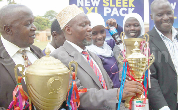 Ali Mugaga Kasule, hedimansita wa Kibuli SS (ku kkono), Abdallah Ntege omuwandiisi wa UMEA, Kiteezaala ssentebe w'empaka, bwe baabadde mu kutongoza empaka z'omwaka guno ku ssomero e Kibuli. SS. Ali Mugaga Kasule, hedimansita wa Kibuli SS (ku kkono), Abdallah Ntege omuwandiisi wa UMEA, Kiteezaala ssentebe w'empaka, bwe baabadde mu kutongoza empaka z'omwaka guno ku ssomero e Kibuli. SS.