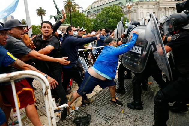 Thousands Lining Up to Bid Maradona Farewell at Casa Rosada
