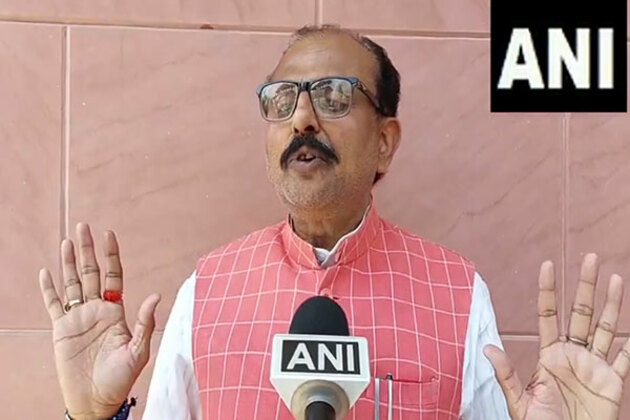"Can make a headscarf with tarpaulin": UP Minister Raghuraj Singh on Namaz During Holi