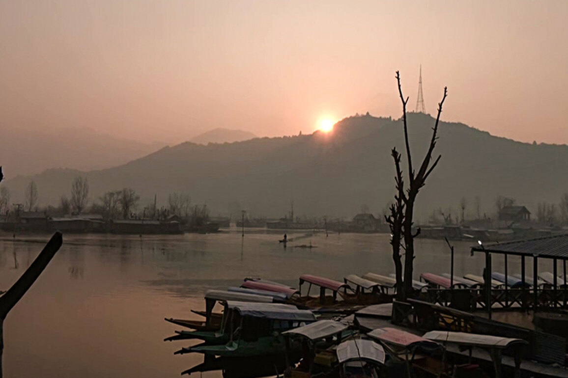 J-K: Cold wave grips Kashmir Valley as tourists rejoice, await snowfall