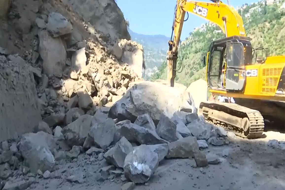 J-K traffic police issues traffic advisory after landslide blocks Doda-Kishtwar road