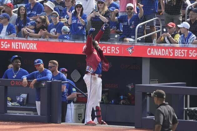 Solo shot -- Vladimir Guerrero Jr. finally goes deep in Toronto
