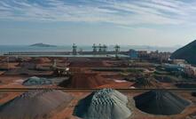 Minério de ferro empilhado no porto chinês de Zhoushan/Divulgação