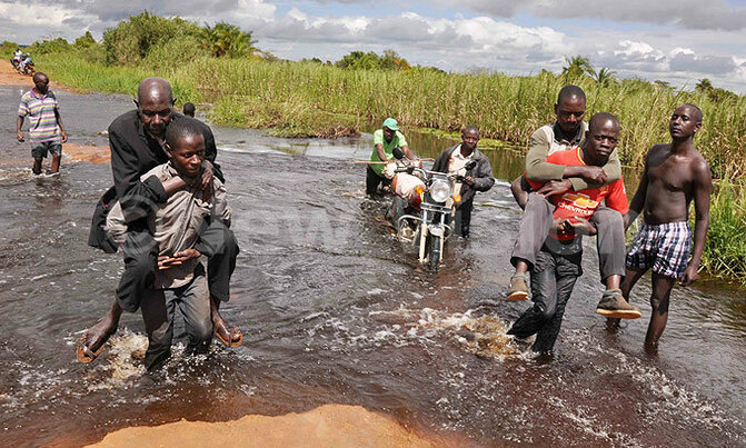 River Katonga bursts banks, paralyzes transport River Katonga bursts banks, paralyzes transport