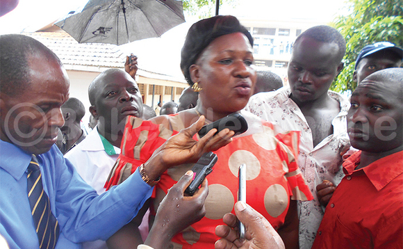 Florence Namayanja ng’ayogera n’abamawulire. Florence Namayanja ng’ayogera n’abamawulire.