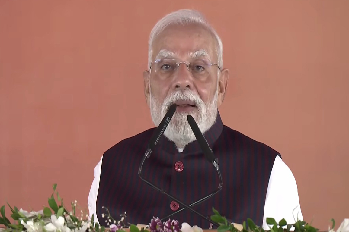 Congress' plundering government stands like wall blocking Centre's relief, loots people wherever it rules: PM Modi