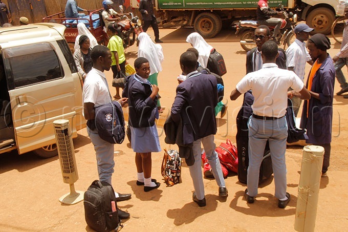 tudents return home resident useveni ordered for the closure of schools on ednesday 