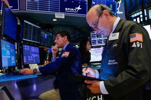US Bond Yield Curve Briefly Inverts, Sign of Economic Weakness