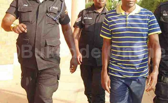 ennyumba ye. Bamugemereire yagambye nti Kateregga ng'akolagana n’abanene abamu bandiba nga baamukozesa okulimba Natoolo 90, n'amuwa obuyinza okusala mu ttaka eritali lirye ng’oluvannyuma lwa Kateregga okwewa omugabo gwe abanene abaamukozesa ne balyeddiza. Wano Bamugemereire we yasinzidde okulagira akwatibwe annyonnyole abantu bonna be yakolagana nabo okweddiza ettaka lya Kabaka mu bukyamu n’engeri gye yatuukamu okuba ne poliisi mu maka ge. Kateregga nga bamutwala annyonnyole. ennyumba ye. Bamugemereire yagambye nti Kateregga ng'akolagana n’abanene abamu bandiba nga baamukozesa okulimba Natoolo 90, n'amuwa obuyinza okusala mu ttaka eritali lirye ng’oluvannyuma lwa Kateregga okwewa omugabo gwe abanene abaamukozesa ne balyeddiza. Wano Bamugemereire we yasinzidde okulagira akwatibwe annyonnyole abantu bonna be yakolagana nabo okweddiza ettaka lya Kabaka mu bukyamu n’engeri gye yatuukamu okuba ne poliisi mu maka ge. Kateregga nga bamutwala annyonnyole.