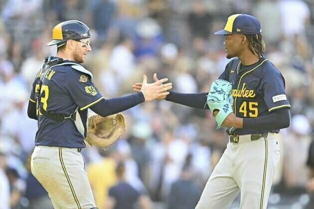 Brewers avoid sweep, move to brink of No. 1 seed vs. Padres