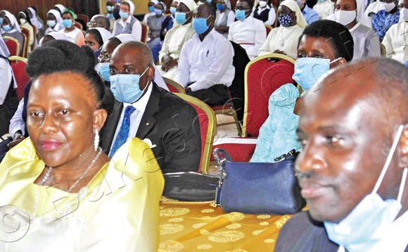 Abamu ku beetabye ku mukolo.Ku kkono ye Regina Yiga. Abamu ku beetabye ku mukolo.Ku kkono ye Regina Yiga.