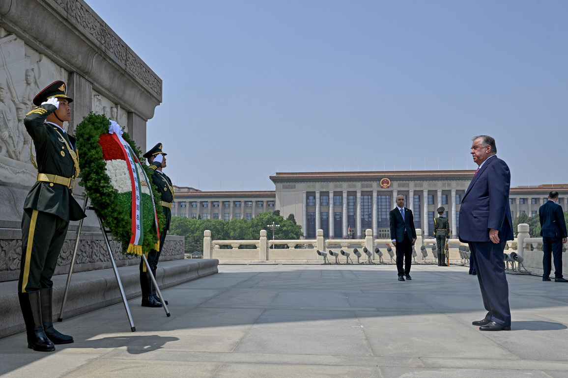 CHINA-BEIJING-TAJIKISTAN-PRESIDENT-MONUMENT-TRIBUTE (CN)