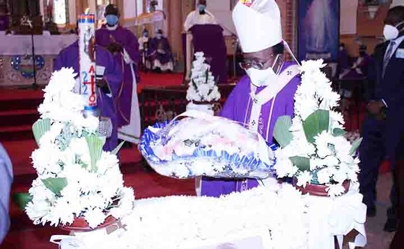 Ssaabasumba Lwanga ng'ateeka ekimuli awaabadde ekifaananyi ky'omugenzi Fr. Ssonko. Omulambo tegwaleeteddwa olw'obulwadde bwa Corona. Ssaabasumba Lwanga ng'ateeka ekimuli awaabadde ekifaananyi ky'omugenzi Fr. Ssonko. Omulambo tegwaleeteddwa olw'obulwadde bwa Corona.