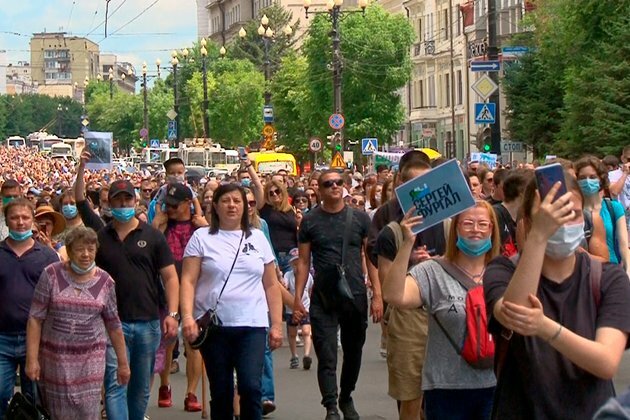 Thousands Protest Arrest of Russian Regional Governor