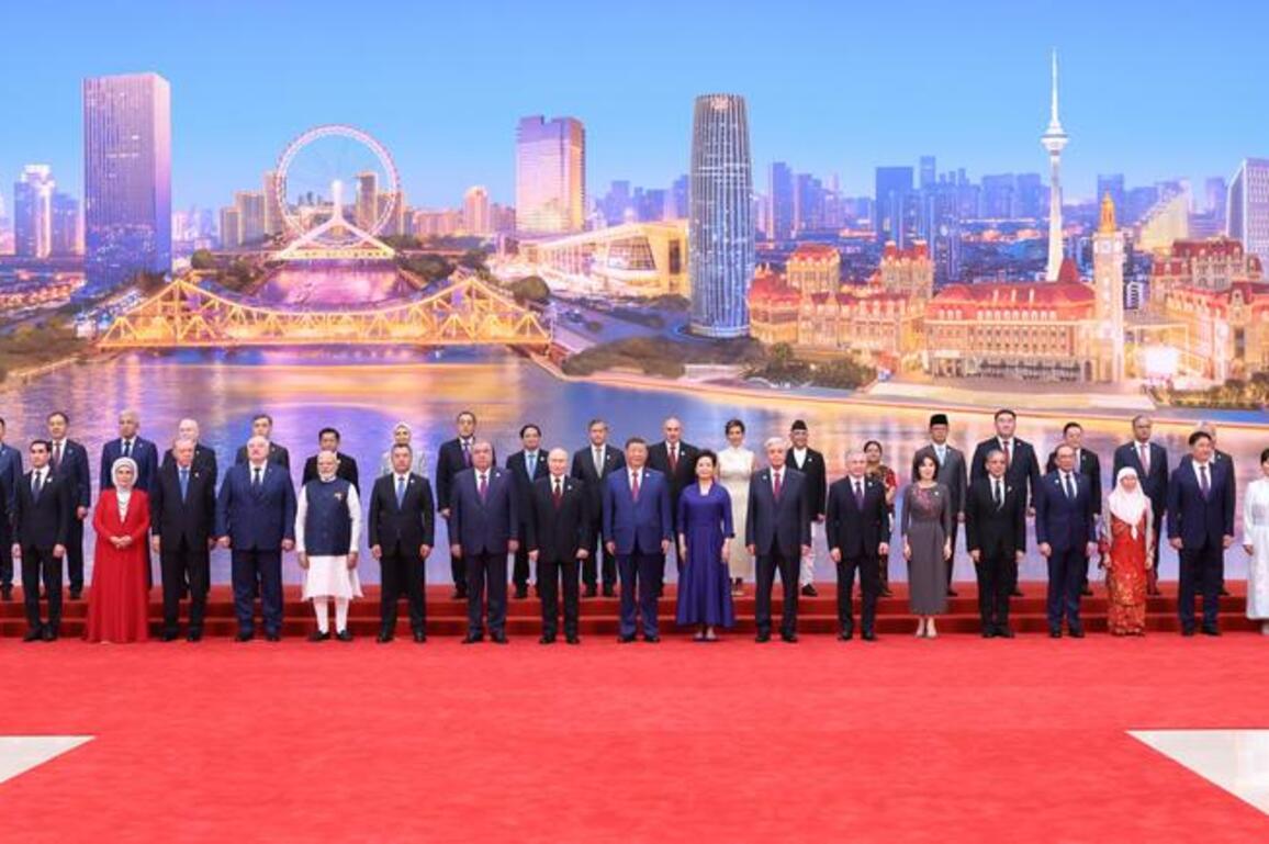 (SCO Tianjin Summit) Xi's Album | Xi hosts welcome banquet for guests attending SCO Tianjin Summit