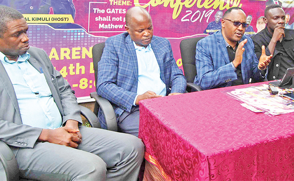 Paasita Kimuli (wakati) ng’ayogera eri bannamawulire ku Lwokutaano. Owookubiri ku ddyo ye Paasita Bugembe ate owookubiri ku kkono ye Mutume Bunjo ne Augustine Tamale. Paasita Kimuli (wakati) ng’ayogera eri bannamawulire ku Lwokutaano. Owookubiri ku ddyo ye Paasita Bugembe ate owookubiri ku kkono ye Mutume Bunjo ne Augustine Tamale.
