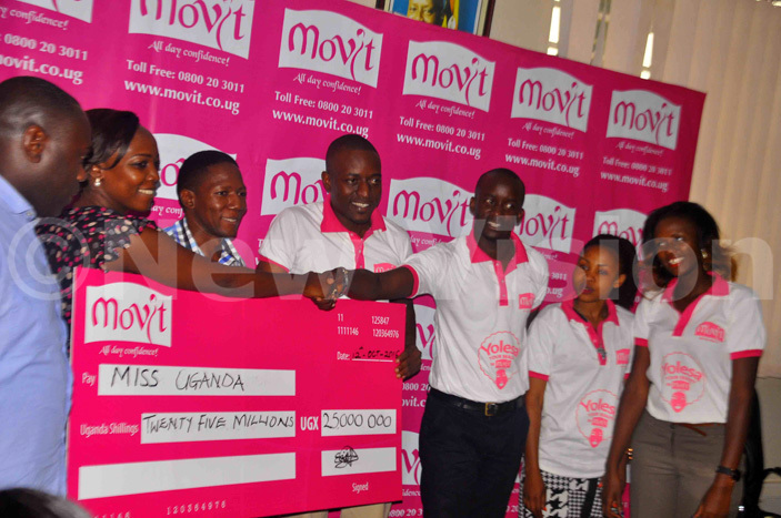  onny utengu evin ziwa and renda anyonjo receive the sh25m dummy cheque from ovit rand anager on urungi