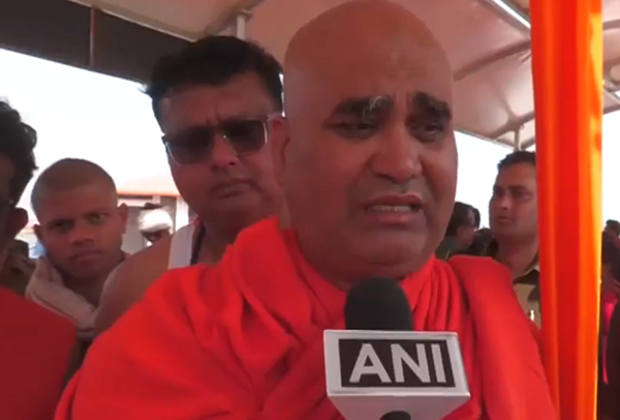 "Pity politicians who have such negative outlook": Swami Adhokshajanand slams Lalu Prasad Yadav