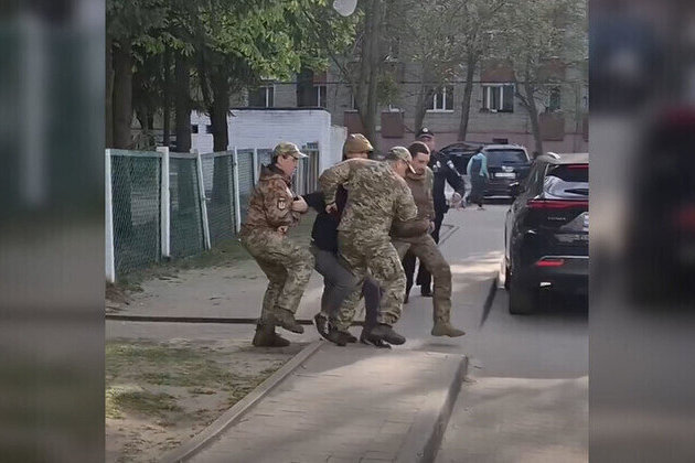 Ukrainian draft enforcers snatch man from kindergarten 