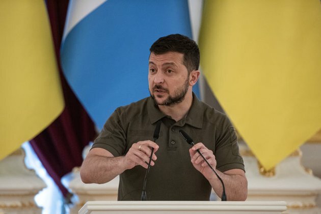 Ban all Russians everywhere, Zelensky demands