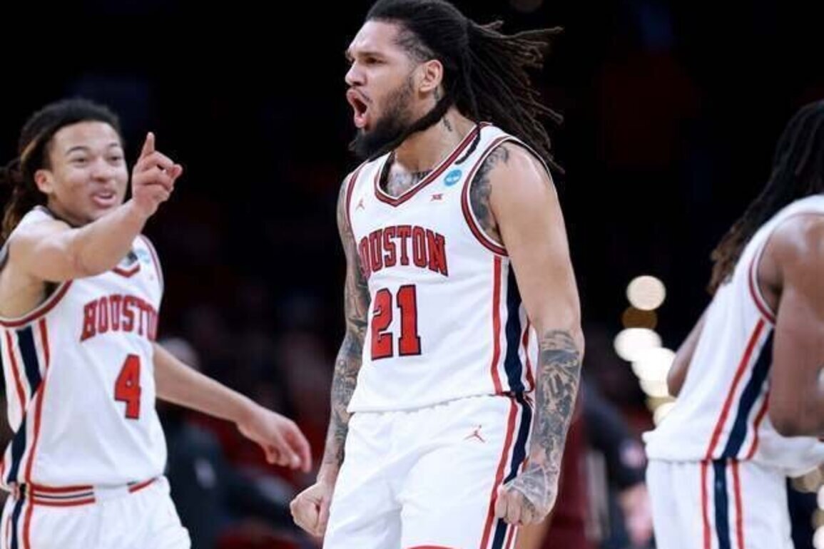 Houston routs Texas A&M to reach 7th straight Sweet 16