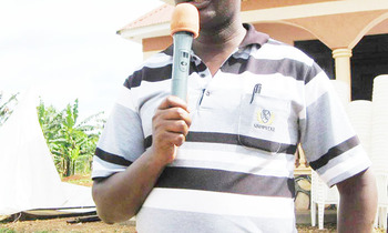 Michael Musani ng' ayogera eri abatuuze b'okukyalo Kiwanga Michael Musani ng' ayogera eri abatuuze b'okukyalo Kiwanga