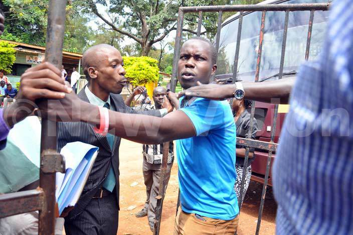  awyer saac emakade pushes the gate after the security  operative blocked astor gabos wife at  akindye court hoto by rancis morut