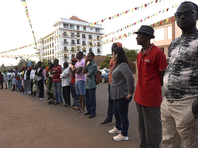  oters queue as they wait to cast their ballots at a polling station in issau on arch 10 2019 during the legislative elections in uinea issau hoto by 