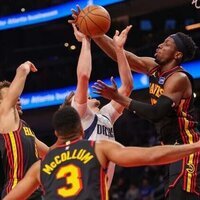 Hawks extend streak to seven with late spree against Mavs